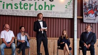 Der Ortsteil Finsterlohr feierte an zwei Wochenenden 800 Jahre erste urkundliche Erwähnung. Im Bild ein Sketch unter dem Titel „Hiwwedorf – Diwwedorf“.