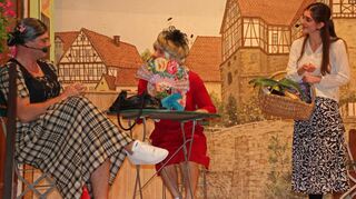 Zwei lustige Witwen im Hirschen-Biergarten: Die Theatergruppe 0815 gestaltet die Undercover-Ermittlung zum Schreien komisch.