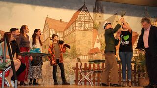 Das trinkfreudige Amtspersonen-Trio sorgt auch in der Nebensaison für zumindest kleine Umsätze im Biergarten.