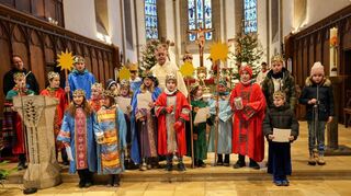 Gesegnet für die gute Sache: 26 Sternsingerinnen und Sternsinger der Münstergemeinde St. Johannes wurden von Pfarrer Thomas Frey ausgesandt, um den Segen zu den Menschen zu bringen und Kinderrechte weltweit zu stärken.