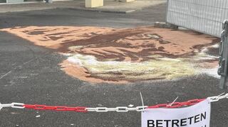 Große Flächen wurden am Tatort in Tauberbischofsheim mit Sand abgebunden.