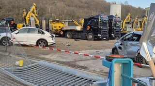 Ein Bild der Verwüstung bot sich den Einsatzkräften am Hauptsitz des Bauunternehmens in Grünsfeld, wo die Amokfahrt ihren Anfang nahm.