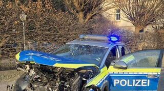An mehreren Streifenwagen entstand Totalschaden.