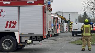 Der Tatort in Tauberbischofsheim wurde weiträumig abgesperrt. Im Hintergrund ist der Bagger erkennbar, der zuvor in Grünsfeld entwendet worden war.