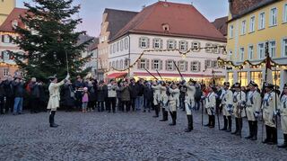 Achtung, gleich knallt’s: Andreas Lehr (Deutschorden-Compagnie) gibt das Kommando zum Neujahrssalut.