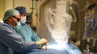 Chefarzt PD Dr. Sebastian Herrmann und der leitende Oberarzt Dr. Octavian Maniuc bei einem Eingriff im Herzkatheterlabor des Caritas-Krankenhauses Bad Mergentheim.