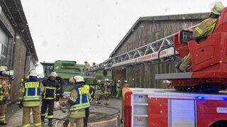 Mit der Drehleiter untersuchte die Feuerwehr den Mähdrescher nach möglichen Glutnestern und Schäden. Zu dem Einsatz auf einem landwirtschaftlichen Anwesen rückten rund 100 Feuerwehrleute an.