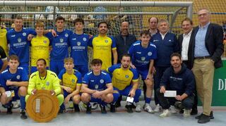 Der Würzburger FV (blaue Trikots) gewann das Endspiel des Toyota-Master-Cup im Rahmen des 50. Bürgermeister-Weid-Gedächtnisturniers gegen den gastgebenden SV Königshofen (gelbe Trikots) in der Verlängerung. Das Bild zeigt die beiden Mannschaften unter anderem mit Bürgermeister Dr. Lukas Braun und dem stellvertretenden BFV-Vorsitzenden Jürgen Galm.