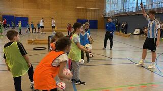 Die Kursabsolventen mussten eine jeweils 30-minütige Fußballtrainingseinheit mit Kindern der Grundschule Lauda-Süd konzipieren und leiten.