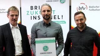 Das Martin-Schleyer-Gymnasium bekam die offizielle Anerkennung als „DFB-Junior-Coach-Ausbildungsschule“: (von links) Jürgen Galm (BFV-Vizepräsident), Christoph Müller (kommissarischer MSG-Schulleiter) sowie Tobias Würzberger.
