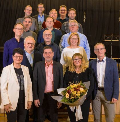 Ehrungen bei König & Meyer: Das Bild zeigt die Jubilare, die für 25 bis 45 Jahre Betriebszugehörigkeit ausgezeichnet wurden, zusammen mit der Geschäftsleitung und dem Betriebsratsvorsitzenden.