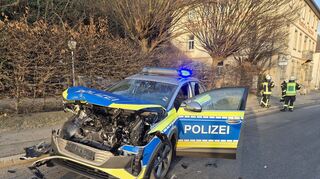 Einer von mehreren Polizei-Streifenwagen, die beschädigt wurden.