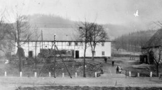 Die Beschäftigten des Archivs in Bronnbach suchen Hinweise dazu, wo dieses Foto aufgenommen worden ist.