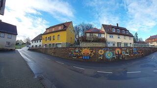 Die oberhalb der Mauer verlaufende Althäuser Straße soll um einige Meter abgesenkt werden, und es soll nur noch eine Abzweigung zum Geyer-Platz am Rathaus geben. Die Mauer würde dadurch wegfallen. Ob und wann die Ortsdurchfahrt neu gestaltet wird, ist noch nicht entschieden.