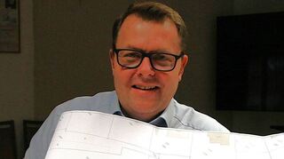 Ortsvorsteher Torsten Frank zeigt den Plan, auf dem zu erkennen ist, wie die neue Ortsdurchfahrt in Neunkirchen gestaltet werden soll. Von der Landesstraße soll nur noch eine Abzweigung zur Dorfmitte führen.