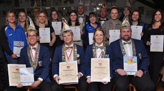 Die Grünsfelder Hasekühle und der Narrenring Main-Neckar ehrten beim Ordensabend im Vereinsheim langjährige und verdiente Mitglieder der Narrengesellschaft.