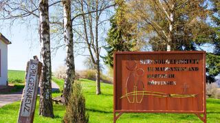 Ganz in der Nähe der Gemarkungsgrenze zwischen Hardheim und Höpfingen steht an der Josefskapelle dieses Schild. Es wurde anlässlich der Fusion der beiden Seelsorgeeinheiten im Jahr 2015 aufgestellt und soll symbolisieren, dass man sich gemeinsam auf den Weg macht.