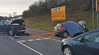 Drei Fahrzeuge waren in den Unfall verwickelt. Fünf Personen wurden verletzt.