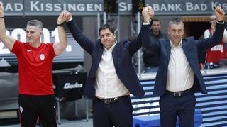 Das Trainerteam der Würzburg Baskets lässt sich nach dem 79:78-Zittersieg über Tabellenschlusslicht BG Göttingen von den Fans in der erneut ausverkauften Tectake-Arena feiern (von links): Marcin Wit (Assistenztrainer), Pako Scekic (Athletiktrainer), Sasa Filipovski (Headcoach) und Dejan Mihevc (Assistenztrainer).