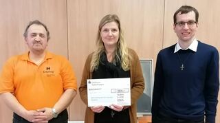 Gudrun und Alexandre Ost überreichten dem katholischen Kindergarten „St. Franziskus“ die Spende von 800 Euro.