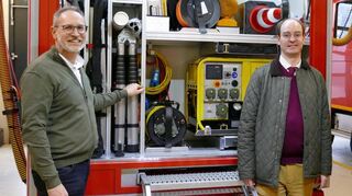 Jochen Klingert (rechts) ist der neue hauptamtliche Feuerwehrkommandant von Lauda-Königshofen. Er wurde von Bürgermeister Dr. Lukas Braun (Mitte) und dem Fachbereichsleiter Feuerwehr, Andreas Buchmann, begrüßt.