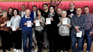 Ehrung der Vereinsmeister 2024 durch Ersten Schützenmeister Wolfgang Groß (rechts), Oberschützenmeister Henry Schönfeld (hinten, Mitte) und Abteilungsleiter Bogen, Wilfried Lenuweit (links).