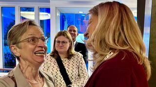 Die Festredner der Neujahrsempfangs mit dem neuen Logo für das 60-jährige Bestehen der Städtepartnerschaft zwischen Tauberbischofsheim und Vitry 2026 mit (oben von links) Wolfgang Reinhart, Anette Schmidt, Jean-Pierre Bouquet, Nina Warken und Christoph Schauder. Die Bürgermeisterin hatte viele Hände zu schütteln (unten links), und eine Gruppe ukrainischer Frauen bedankte sich mit einem Lied für die wohlwollende Aufnahme in Tauberbischofsheim.