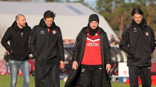 Sportdirektor Sebastian Neumann, die beiden Co-Trainer Daniel Hägele und Peter Kurzweg sowie Trainer Martin Lanig (von links) bitten die Regionalliga-Spieler des FC Würzburger Kickers am Montag, 13. Januar, zum ersten Training nach der kurzen Winterpause.