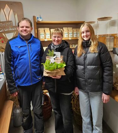 Daniela Bernhardt (Mitte) mit Tochter Alina Bernhard (Gewinn von Böres Grünkern, links Christian Böres)