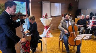 Ein sehr stimmungsvolles Konzert zum Jahreswechsel präsentierte in Lauda ein Musikquartett mit Dr. Cornelia Müller-Reiter (Klavier), Dr. Max Müller-Reiter (Violine), Paul Müller-Reiter (Cello, Klavier) und Florian Schmidt-Bartha (Cello).