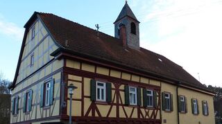 Vom Schloss zum Kloster: Der letzte Angeltürner Grundherr, Freiherr Franz von Fick, vermachte 1879 das 1617 erbaute Schloss den katholischen Einwohnern von Angeltürn, die das Gebäude danach als Kirche und Pfarrhaus nutzten. Heute leben dort die drei indischen „St. Anna Schwestern“, die vor Jahren auf Initiative des Boxberger Pfarrers Edgar Wunsch hier einzogen.