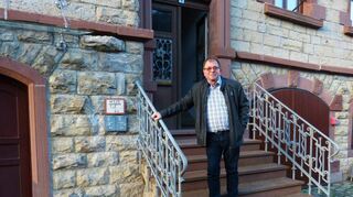 Ortsvorsteher Stefan Schulz und die beiden Ortschaftsräte Theresa Böres und Steffen Trabold sind sehr zufrieden mit der gelungenen Generalsanierung des Rathauses. Hier trifft sich unter anderem der Ortschaftsrat zu seinen Sitzungen.