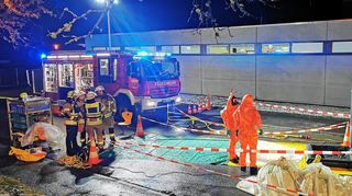 Am Hallenbad in Lauda kam es am späten Mittwochabend zu einem gefährlichen Chlorgas-Austritt. Badegäste waren nicht gefährdet. Die Feuerwehr rückte mit Spezialkräften an.
