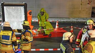 Mit Chemikalien-Schutzanzügen wurde an vorderster Front an der Einsatzstelle gearbeitet. Nur rund 40 Feuerwehrleute von etwa 1000 Atemschutzgeräteträgern im Main-Tauber-Kreis dürfen diese aufgrund ihrer Spezialausbildung tragen, sagte Kreisbrandmeister Andreas Geyer den FN auf Nachfrage.
