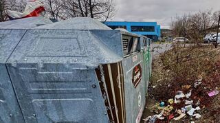 An den Altkleider- und Altglascontainern sammelt sich bereits wieder illegal abgestellter Müll an.