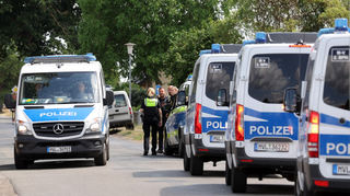 Ein 53-Jähriger sorgte am frühen Donnerstagmorgen in Stockstadt am Main für einen Großeinsatz der Aschaffenburger Polizei. Der Bereich um die Einsatzörtlichkeit musste vorsorglich weiträumig abgesperrt werden. Der psychisch belastete Mann wurde schließlich widerstandlos in Gewahrsam genommen und in eine Klinik eingewiesen. (Symbolbild)