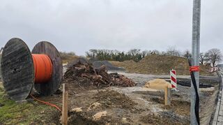 Noch gleicht die Fläche des zukünftigen Kindergartens mit Mittagsbetreuung einer großen Lagerfläche, doch sobald die Baugenehmigung vorliegt, entsteht hier ein moderner Bau.
