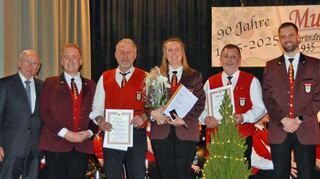 Die geehrten Musiker Martin Schwarz, Teresa Rösch und Peter Holderbach mit Blasmusikverband-Präsident Herbert Münkel (links) sowie Kai-Christopher Rösch (Zweiter von links) und Fabian Aumüller (rechts).