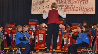 Die Jungmusiker mit Dirigentin Bettina Schubert.