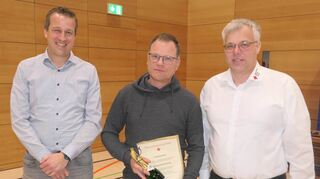 Berthold Kühlinger (Mitte) wurde von Felix Weber und Jörg Kempf für zehnmaliges Blutspenden geehrt.