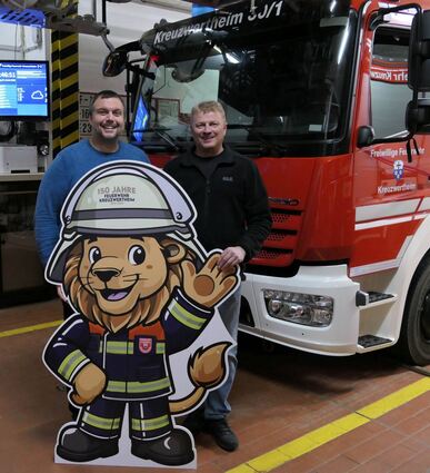 Die Freiwillige Feuerwehr Kreuzwertheim feiert 2025 ihr 150-jähriges Bestehen. Auf zahlreiche Veranstaltungen freuen sich die beiden Kommandanten Jan Klüpfel und Andreas Gottschalk mit dem neuen Maskottchen „Bruno Blaulicht“.
