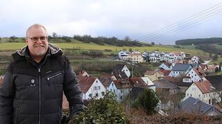 Ortsvorsteher Erwin Landwehr freut sich über den dritten Bauabschnitt des Neubaugebietes „Am Blumenberg“, das sich am gegenüberliegenden Berg befindet.