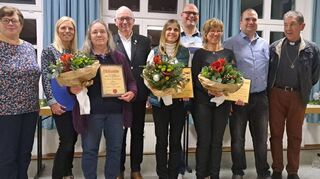 Die geehrten Mitglieder mit Vorsitzendem Kai Müller, seiner Stellvertreterin Gerlinde Walz, dem Vorsitzenden der Sängergruppe I, Hubert Heffele, dem stellvertretenden Ortsvorsteher Oliver Müller sowie Pfarrer Trudpert Kern.