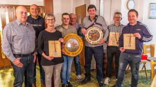 Das Bild zeigt die bestplatzierten Schützen der Kyffhäuser Kameradschaft Gerichtstetten gemeinsam mit dem Vorsitzenden Bruno Müller und Ortsvorsteher Karl Schretzmann.