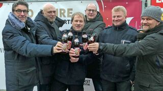 Auf das Jubiläumsjahr 150 Jahre Freiwillige Feuerwehr Kreuzwertheim mit dem eigens dafür kreierten Feuerwehrbier angestoßen haben Bürgermeister Klaus Thoma, Volker Treiber, Jochen May, Christian Meier, Andreas Gottschalk und Oliver Heitjans.