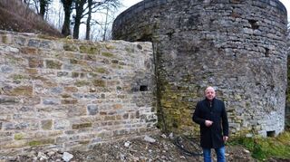 Links: Die Schlossbergsanierung liegt dem langjährigen Stadtrat und neuen Ortsvorsteher des Stadtteils Boxberg-Wölchingen, Steffen Adelmann, schon seit langem ganz besonders am Herzen. In zahlreichen Arbeitseinsätzen mit vielen freiwilligen Helfern aus den ehemals selbständigen Gemeinden wurde viel erreicht. Mitte: Der Frankendom und das dahinter errichtete Rathaus prägen das Ortsbild der ehemals selbständigen Gemeinde Wölchingen. Bis 2024 gab es hier nur einen Ortsbeauftragten. Rechts: Mit dem Theater-Burgfestspiel „Boxberg brennt“ wurde gemeinsam ein großer Erfolg gefeiert. Daran soll angeknüpft werden.