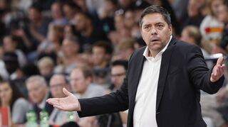 Ratlos: Bei der Niederlage in Oldenburg verspielten die Baskets Würzburg eine zweistellige Punkteführung. Trainer Sasa Filipovski war unzufrieden.