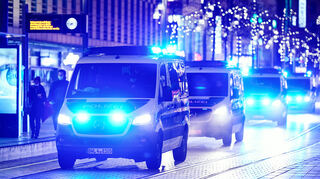 Am Freitagabend ist einer Frau von zwei Männern gewaltsam die Handtasche entwendet worden. Die beiden Täter flüchteten anschließend unerkannt. Die Kriminalpolizei Würzburg hat die Ermittlungen übernommen und hofft nun auf Hinweise aus der Bevölkerung. (Symbolbild)