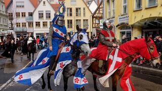 Der Bad Mergentheimer Pferdemarkt steht wieder am 9. März an. Das Archivbild zeigt den Umzug über den alten Gänsmarkt, vor dem Umbau.