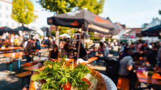 Links: Lecker – das Streetfood-Festival in Bad Mergentheim wartet am kommenden Wochenende auf Besucher. Rechts: Fastnacht feiern die Kurstadt, aber auch Igersheim, Laudenbach und Tauberrettersheim.